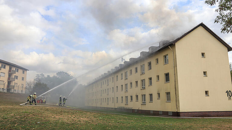 Brand in Bamberger Ankerzentrum       -  22.09.2018, Bayern, Bamberg: Die Feuerwehr löscht den Dachstuhlbrand in einem Ankerzentrum für Flüchtlinge. Ein Gebäude der Wohneinrichtung musste nach Angaben der Polizei Oberfranken geräumt werden, keiner der 150 Bewohner dieses Hauses wurde verletzt. Foto: Merzebach/news5/dpa +++ dpa-Bildfunk +++