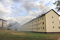 Brand in Bamberger Ankerzentrum       -  22.09.2018, Bayern, Bamberg: Die Feuerwehr löscht den Dachstuhlbrand in einem Ankerzentrum für Flüchtlinge. Ein Gebäude der Wohneinrichtung musste nach Angaben der Polizei Oberfranken geräumt werden, keiner der 150 Bewohner dieses Hauses wurde verletzt. Foto: Merzebach/news5/dpa +++ dpa-Bildfunk +++
