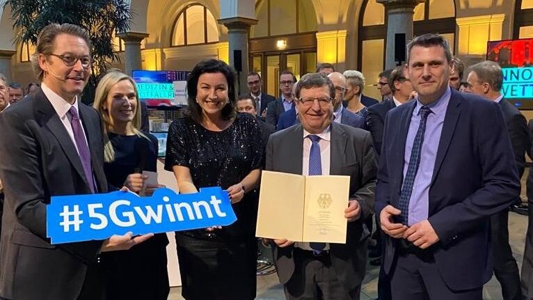 Im Bild (v.l.): Bundesverkehrsminister A. Scheuer, Moderatorin Fr. Hahn, Staatsministerin D. Bär, stellvertretender Landrat J. Demar und Kreisentwickler Dr. J. Geier. Im Bild (v.l.): Bundesverkehrsminister A. Scheuer, Moderatorin Fr. Hahn, Staatsministerin D. Bär, stellvertretender Landrat J. Demar und Kreisentwickler Dr. J. Geier.