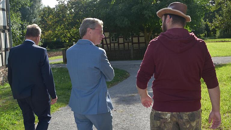 Ein Arbeitsplatz, der glücklich macht: Im Gespräch mit Inklusiv-Mitarbeiter Aaron Marschall (rechts) erfuhr Kunstminister Bernd Sibler (Mitte), wie viel Freude der junge Mann an seiner Arbeit im Freilandmuseum hat. Ein Arbeitsplatz, der glücklich macht: Im Gespräch mit Inklusiv-Mitarbeiter Aaron Marschall (rechts) erfuhr Kunstminister Bernd Sibler (Mitte), wie viel Freude der junge Mann an seiner Arbeit im Freilandmuseum hat.