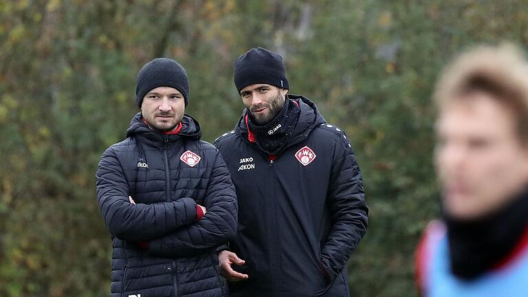 Die derzeit verletzten Peter Kurzweg (links) und Daniel Hägele (rechts) fungieren derzeit als Co-Trainer von Kickers-Chefcoach Martin Lanig.