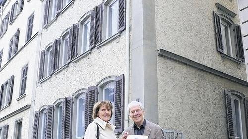 Vor 120 Jahren wurde die SPD auch in Schweinfurt gegründet. Der frühere Oberbürgermeister Kurt Petzold hat ihre Geschichte niedergeschrieben und der Kreisvorsitzenden Kathi Petersen vor dem Gebäude Schrammstraße 10, wo die Partei nach dem Zweiten Weltkrieg ihr erstes Domizil hatte, überreicht.