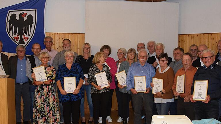 Ehrungen für langjährige Mitgliedschaft im Ruderclub Zellingen (von links): Otmar Endrich (1. Vorsitzender), Winfried Weißenberger, Werner Keller, Jutta Winter, Gustav Betz, Jürgen Fischer, Anni Nebel, Sonja Fuchs, Christel Ponath, Sieglinde Endrich, Gerlinde Haas, Margarete Henke, Wolfgang Henke, Werner Küffner, Alfred Lübke, Fritz Heigl, Ingrid Keller, Rudi Haas, Bernd Nebel, Peter Ziegler, Roger Heger, Klaus Ponath, Stefan Endrich, Herbert Preißner (2. Vorsitzender).