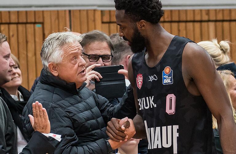 Brachte s.Oliver auch im Sport-Sponsoring groß raus: Firmengründer Bernd Freier, hier 2018 mit dem damaligen Würzburger Basketballprofi Gabe Olaseni (rechts). Der Bundesligaverein hieß damals noch s.Oliver Würzburg, heute bekannt als Würzburg Baskets.