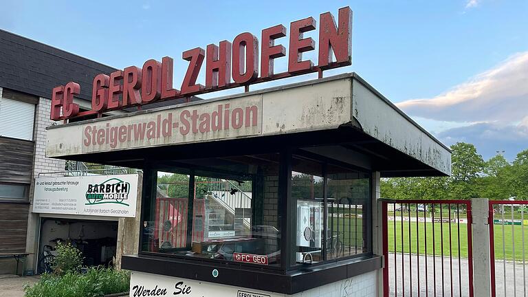 Rund 50 Millionen Euro würde ein Neubau für die Grund- und Mittelschule auf dem freien Grundstück neben dem Stadion in der Schallfelder Straße kosten. Rund 50 Millionen Euro würde ein Neubau für die Grund- und Mittelschule auf dem freien Grundstück neben dem Stadion in der Schallfelder Straße kosten.