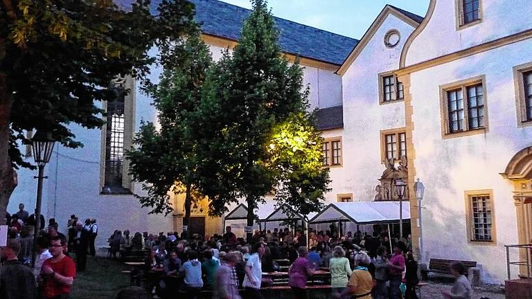 Das frühere Kartäuserkloster Pons Mariae (Marienbrücke) ist seit 1999 das „Diözesanmuseum Kartause Astheim“. In der Astheimer Kartause findet am Samstagabend die Museumsnacht 'Kunst und Musik' statt. Das frühere Kartäuserkloster Pons Mariae (Marienbrücke) ist seit 1999 das „Diözesanmuseum Kartause Astheim“. In der Astheimer Kartause findet am Samstagabend die Museumsnacht 'Kunst und Musik' statt.