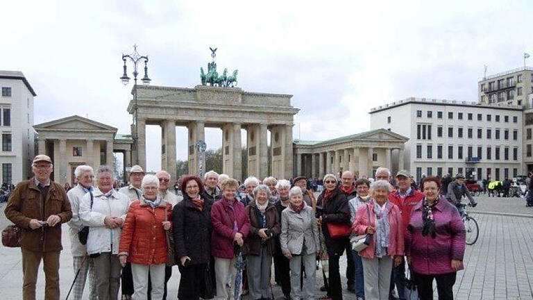 Die Mitglieder der Kolpingsfamilie Münnerstadt ließ sich vor dem Brandenburger Tor ablichten. Foto: Albert       -  Die Mitglieder der Kolpingsfamilie Münnerstadt ließ sich vor dem Brandenburger Tor ablichten. Foto: Albert