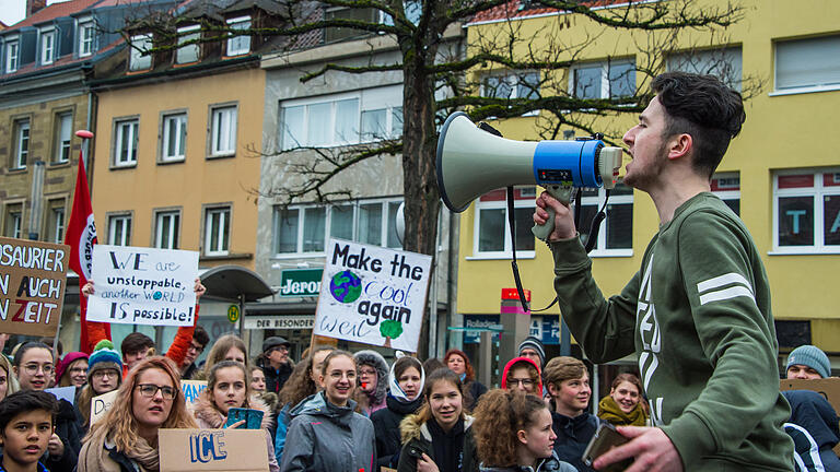 Anandd Anders       -  Rund 250 Schüler protestierten bei der zweiten Klimaschutzdemo in Schweinfurt.