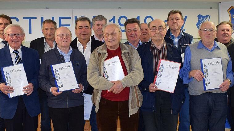 Seit 50, 60 oder gar 70 Jahren sind diese Männer und Frauen Mitglieder beim SV Ostheim. Das Bild zeigt die Geehrten gemeinsam mit dem Vorsitzenden Karl-Heinz Scheuring, seinem Stellvertreter Hubert Schramm und der stellvertretenden Vorsitzenden des BLSV, Bettina Surkamp.