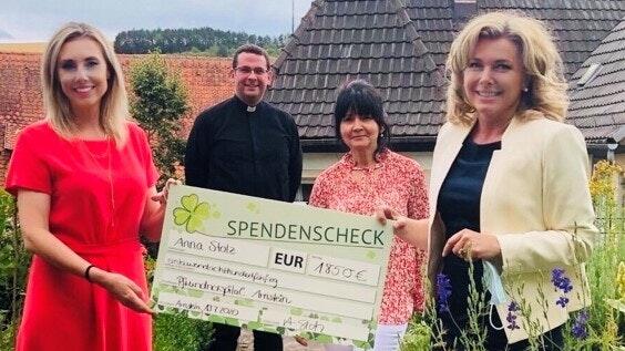 Staatssekretärin Anna Stolz überreichte 1850 Euro an Pfarrvikar Johannes Werst, Pflegedienstleiterin Gabriele Rumpel und Einrichtungsleiterin Sanela Jonjic (von links).