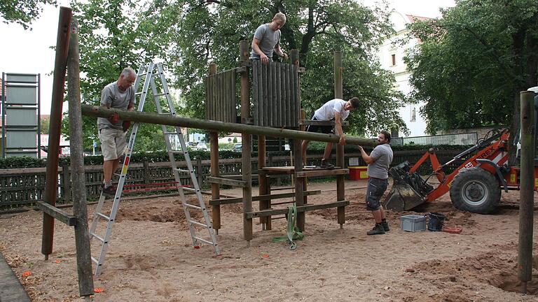 Am Spielplatz in der Nördlichen Allee in Gerolzhofen werden die Spielgeräte abgebaut. Ende August sollen dort die neue Spielgeräte im Rahmen des vom Stadtrat beschlossenen Spielplatzkonzepts aufgebaut werden. Das Bild zeigt (von links) die Bauhofmitarbeiter Robert Düring und Daniel Fella, Louis Würffel, der beim Bauhof einen Ferienjob macht, und Bauhofleiter Michael Finster.