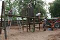 Am Spielplatz in der Nördlichen Allee in Gerolzhofen werden die Spielgeräte abgebaut. Ende August sollen dort die neue Spielgeräte im Rahmen des vom Stadtrat beschlossenen Spielplatzkonzepts aufgebaut werden. Das Bild zeigt (von links) die Bauhofmitarbeiter Robert Düring und Daniel Fella, Louis Würffel, der beim Bauhof einen Ferienjob macht, und Bauhofleiter Michael Finster.