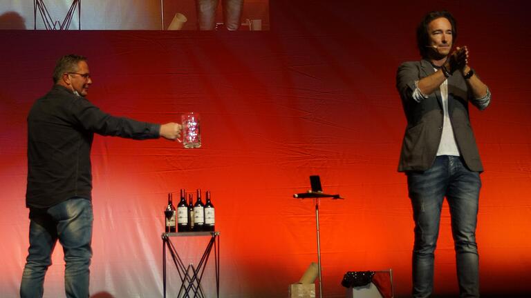 Ein Bierkrug aus Glas wird mit reiner Gedankenkraft des Publikums zerbrochen. Wie ist das möglich?&nbsp;Mentalmagier Nicolai Friedric versetzte das Publikum in Staunen.