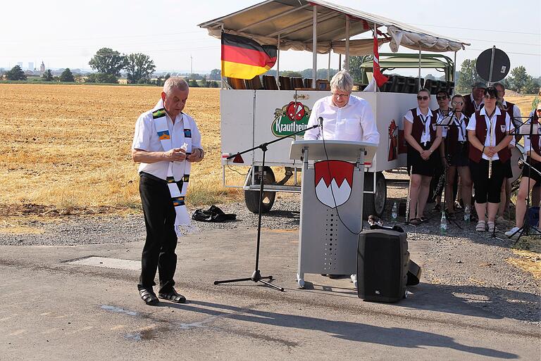 Kirchlichen Segen bekam der Radweg von Gerolzhofen nach Brünnstadt von den beiden Geistlichen Stefan Mai und Reiner Apel. Kirchlichen Segen bekam der Radweg von Gerolzhofen nach Brünnstadt von den beiden Geistlichen Stefan Mai und Reiner Apel.