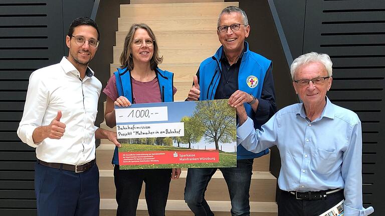 Im Bild (von links): Andreas Mahler (Sparkasse Mainfranken), Claudia Gloger (Mutmacherin), Michael Lindner-Jung (Bahnhofsmission) und Erich Beck.