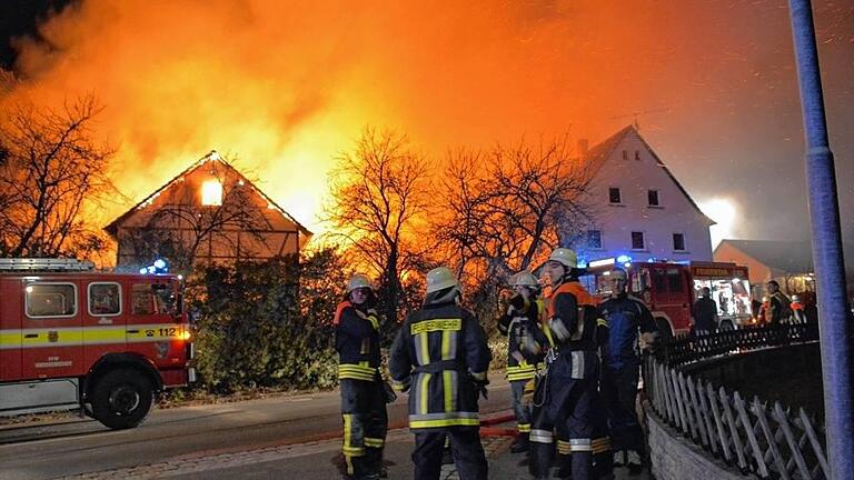 Wand aus Feuer: Ein Großbrand forderte am Dienstag kurz nach 1.30 Uhr in Junkershausen den Einsatz von mehr als 100 Feuerwehrleuten. Dort standen Scheune und Stallung in Flammen. Den Wehrleuten gelang es das Wohnhaus zu schützen. Sorgen bereitete der Funkenflug und das Löschwasser. Oben der Brandort am Tag danach. Wand aus Feuer: Ein Großbrand forderte am Dienstag kurz nach 1.30 Uhr in Junkershausen den Einsatz von mehr als 100 Feuerwehrleuten. Dort standen Scheune und Stallung in Flammen. Den Wehrleuten gelang es das Wohnhaus zu schützen. Sorgen bereitete der Funkenflug und das Löschwasser. Oben der Brandort am Tag danach.