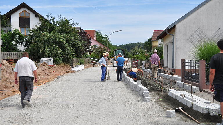 Baustelle Euerdorf nach der Alten Saalebrücke. Hier werden Randsteine in der 'Alten Kissinger Straße' gesetzt. Bis die Wallfahrer kommen, soll alles fertig sein. Foto: Elfriede Streitenberger