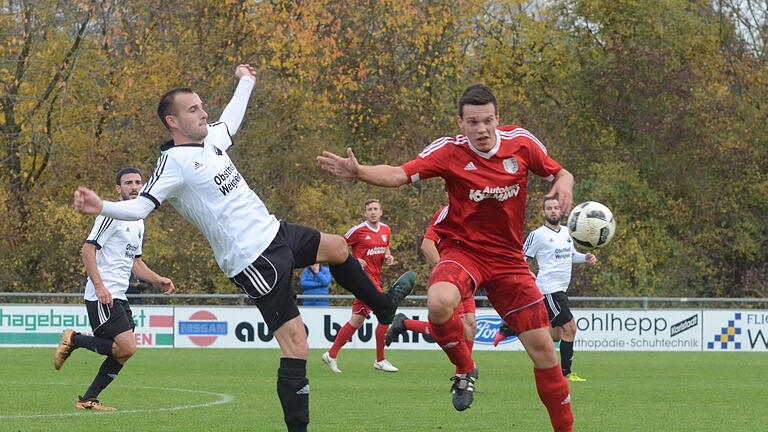 Fußball Landesliga, TSV Karlburg - 1. FC Geesdorf am Samstag, 10. November 2018:  links Daniel Wagner (Geesdorf), rechts Marcel Frank (Karlburg)