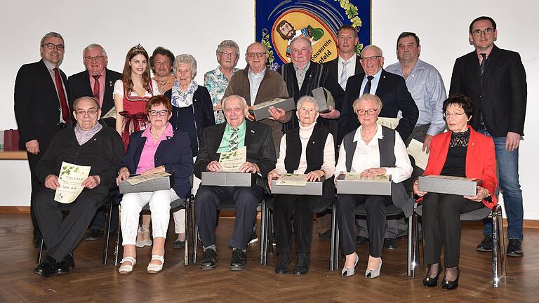 Für 40-jährige Mitgliedschaft wurden geehrt: Vorne (v.l.): Werner Grob, Magda Rheude, Franz Reh, Amanda Schneider, Annemarie Lother und Else Hauner. Hinten (v.l.): Andreas Oehm, Vizepräsident des Fränkischen Weinbauverbandes, Zehntgraf Albert Kestler, Weinprinzessin Maria Schneider, Franz Fischer, Irene Kuhn, Rita Thaler, Wilhelm Dotzel, Justin Schneider, Vorstand Rainer Thaler, Otto Selzam, Günter Reichert und Bürgermeister Tobias Blesch.