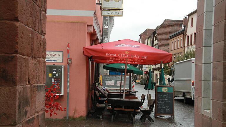 Das 'Karschter Eck' in Karlstadt. Hier hat die Polizei wegen zu geringer Abstände unter den Gästen eingegriffen.