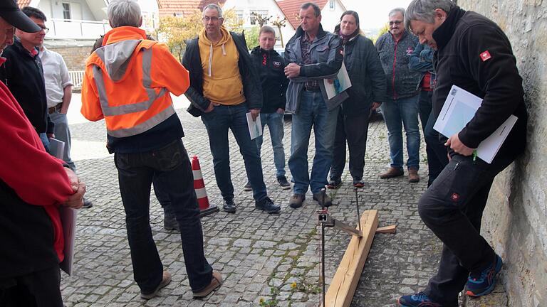 Mit entsprechenden Hilfsmitteln werden die Grenzen und Punkte zentimetergenau festgelegt.