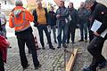 Mit entsprechenden Hilfsmitteln werden die Grenzen und Punkte zentimetergenau festgelegt.