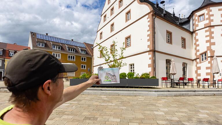 Beim Urban Sketching halten Zeichnende ihre Umgebung in schnellen Skizzen fest. Axel Weisenberger (links) hat Gruppen in Schweinfurt und Würzburg gegründet. Die Mitglieder treffen sich regelmäßig und zeichnen Szenen ihrer Heimat – wie hier das Zeughaus.