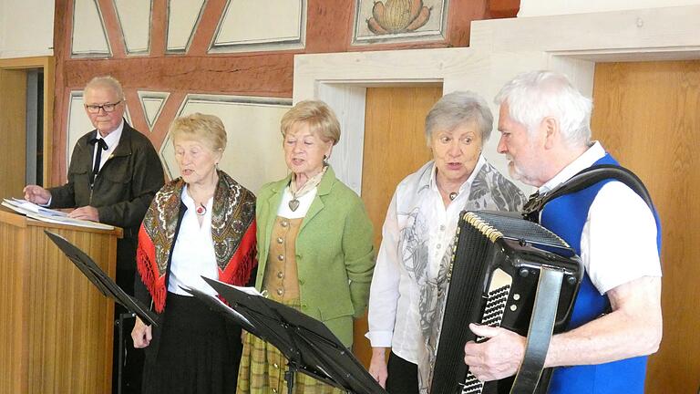 Sie sorgten für musikalische Verschnauf- und Mitsingpausen: Rainer und Gertrud Verne, Elfriede Thomas und Doris Petrasch. Links Moderator Leo Jäger, der durch die Veranstaltung führte. Sie sorgten für musikalische Verschnauf- und Mitsingpausen: Rainer und Gertrud Verne, Elfriede Thomas und Doris Petrasch. Links Moderator Leo Jäger, der durch die Veranstaltung führte.