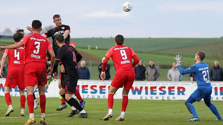 Fußball und Felder: Die Würzburger Kickers treten in dieser Saison wieder bei der SpVgg Hankhofen-Hailing an. Das Bild entstand im November 2022 auf dem Hankofener Sportgelände. Felix Göttlicher köpft das 4:1 für die Kickers. Die Würzburger gewannen ihr Auswärtsspiel mit 5:1. Fußball und Felder: Die Würzburger Kickers treten in dieser Saison wieder bei der SpVgg Hankhofen-Hailing an. Das Bild entstand im November 2022 auf dem Hankofener Sportgelände. Felix Göttlicher köpft das 4:1 für die Kickers. Die Würzburger gewannen ihr Auswärtsspiel mit 5:1.