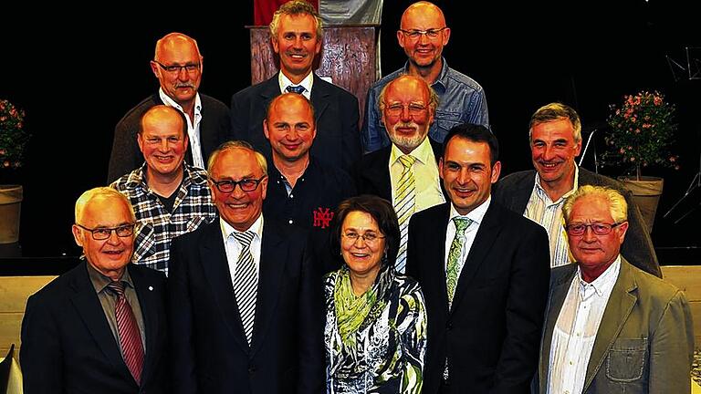 Kommunalpolitische Weggefährten: Unser Bild zeigt (vorne von links) Landrat Rudolf Handwerker, Dieter Zehendner, zweite Bürgermeisterin Isolde Schuck, Holger Baunacher, den dritten Bürgermeister Rudolf Weidenbacher sowie (mittlere Reihe von links) die Gemeinderäte Roland Henneberger, Bernd Riedlmeier, Manfred Bengel, Karl Hellwig und (hintere Reihe von links) die Gemeinderäte Paul Hauck, Wolfgang Thein und Norbert Mantel.