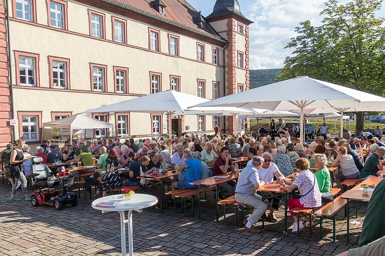 Gut besucht war der Hof des Gemündener Hutteschlosses bei der Abschlussveranstaltung des Kultur-Festivals 'SaaleMusicum'. Gut besucht war der Hof des Gemündener Hutteschlosses bei der Abschlussveranstaltung des Kultur-Festivals 'SaaleMusicum'.