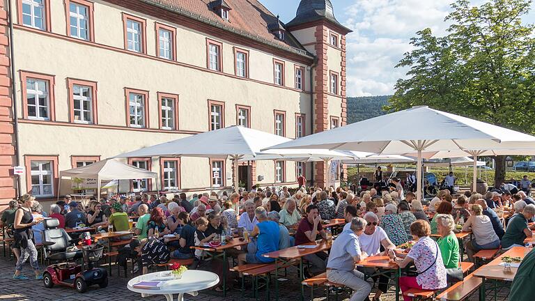 Gut besucht war der Hof des Gemündener Hutteschlosses bei der Abschlussveranstaltung des Kultur-Festivals 'SaaleMusicum'.