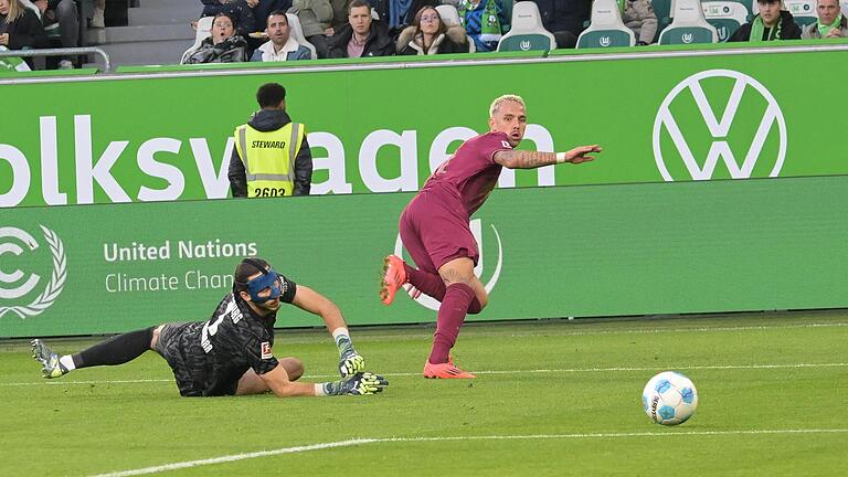 0007436591.jpg       -  Phillip Tietz eiskalt: In der 34. Minute brachte der Stürmer den FC Augsburg in Führung.