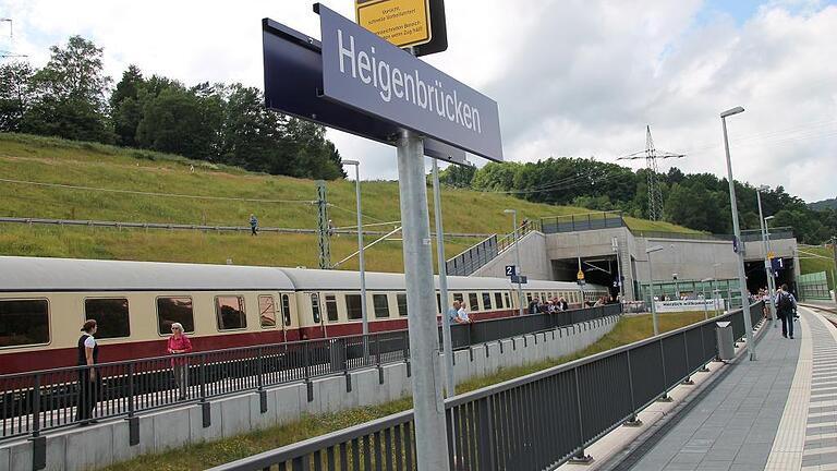 Ein Blick auf die Ausgänge der beiden neuen Tunnelröhren in Heigenbrücken und den Sonderzug aus Aschaffenburg.