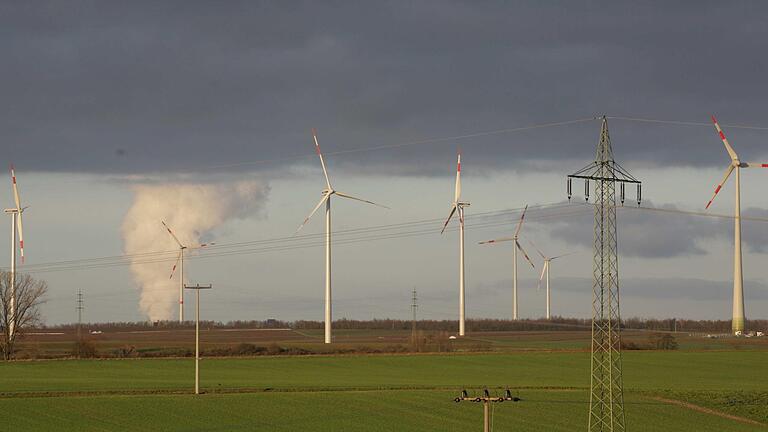 Oberhalb von Repperndorf drehen sich die meisten der 15 Windräder im Landkreis Kitzingen.