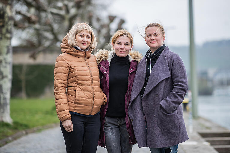 Drei starke Frauen: Die Cousinen Julia Kaurova (Mitte) und Olga Brazhnik (rechts) wollen den Kontakt zu ihrer Landsfrau Kateryna Petrash (links) halten. Drei starke Frauen: Die Cousinen Julia Kaurova (Mitte) und Olga Brazhnik (rechts) wollen den Kontakt zu ihrer Landsfrau Kateryna Petrash (links) halten.