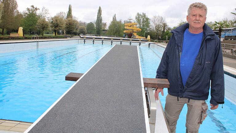 Keiner kennt das Freibad so gut wie Rainer Trabert. Seit 1986 kümmert er sich um die Technik und die Vorbereitungen auf die neue Saison.