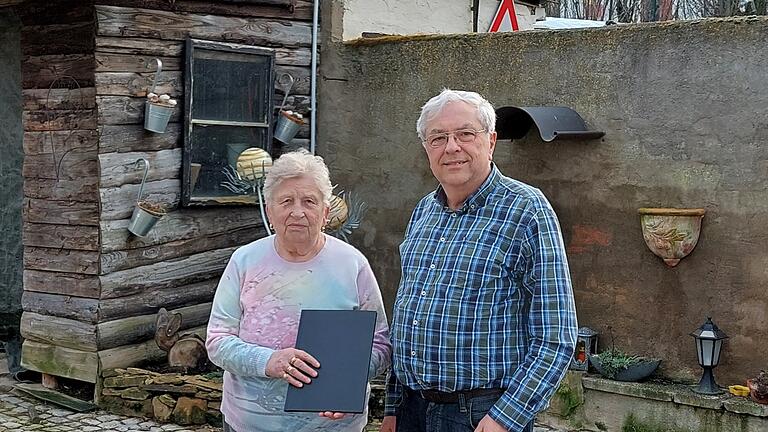 Gerlinde Wolf (links) hat von ihrem Schwiegersohn Josef Oestreicher (rechts) die transkribierten Feldpostbriefe ihres Vaters August Strobel erhalten. Sie werden in der Familie wie ein Schatz gehütet.