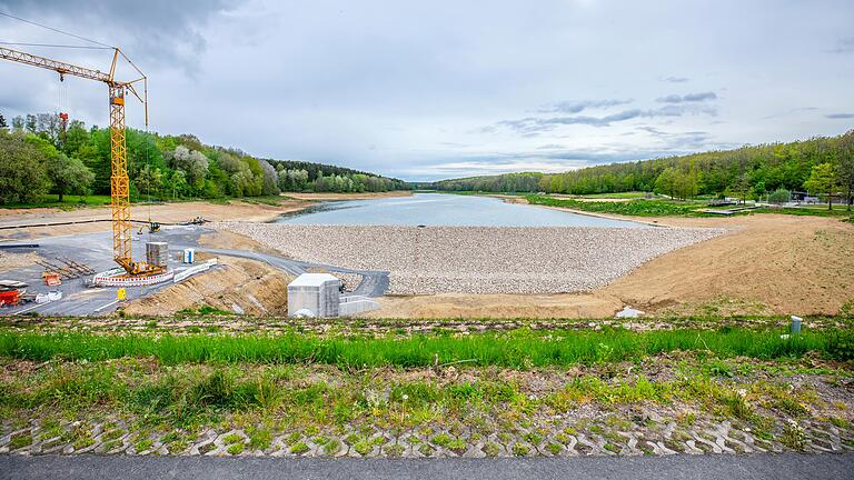 Im vorderen Bereich zwischen Hauptdamm und Grundsperre besteht noch die Baustelle. Der Grundsee dahinter hat aber schon so viel Wasser, dass er zum Baden genutzt werden kann.