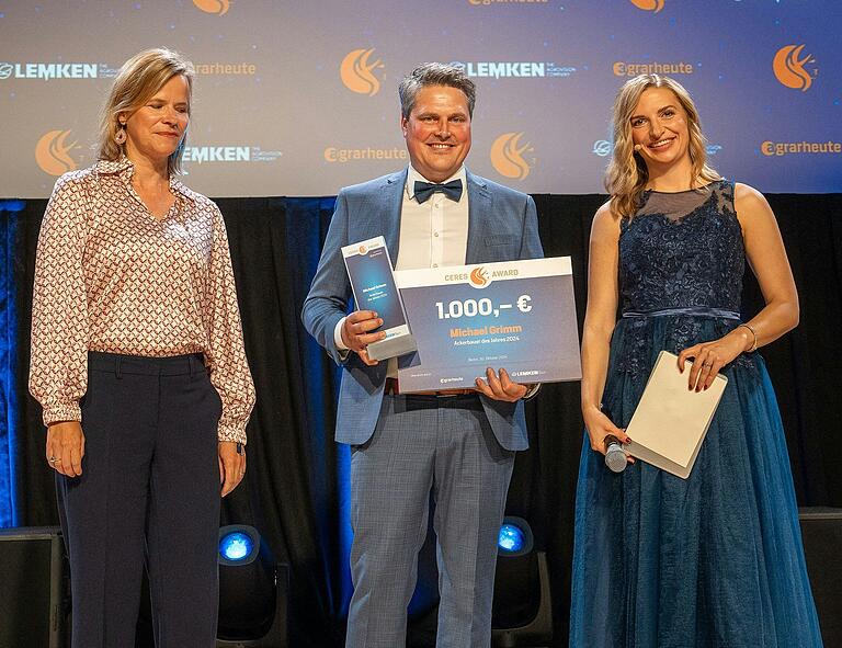 Der Ackerbauer des Jahres 2024: Michael Grimm mit Moderatorin Janine Mehner (rechts) und Nicola Lemken von der Lemken GmbH & Co. KG (links) bei der Preisverleihung in Berlin. Der Ackerbauer des Jahres 2024: Michael Grimm mit Moderatorin Janine Mehner (rechts) und Nicola Lemken von der Lemken GmbH & Co. KG (links) bei der Preisverleihung in Berlin.