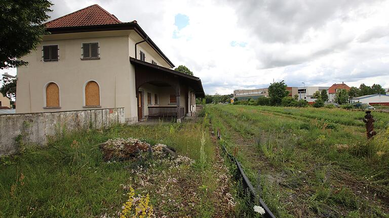 Auf dem ehemaligen Bahnhofsareal in Etwashausen soll ein Wohngebiet für rund 300 Bewohnerinnen und Bewohner entstehen. Auf dem ehemaligen Bahnhofsareal in Etwashausen soll ein Wohngebiet für rund 300 Bewohnerinnen und Bewohner entstehen. 