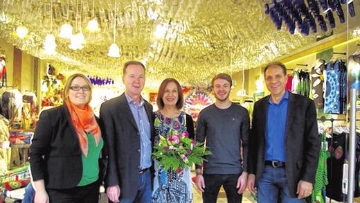 „Desigual“ jetzt in der Stadtgalerie - (ede) In der Stadtgalerie hat ein neues Geschäft eröffnet: Aus „Mas y mas“ wurde ein autorisierter Händler der spanischen Modemarke „Desigual“. Fast drei Wochen wurde das Geschäft umgebaut und mit einem komplett neuem Konzept versehen. Das Ergebnis findet Center Managerin Nadine Fensterer überaus gelungen. Auf über 100 Quadratmetern präsentiert das fünfköpfige Team um Inhaberin Petra Wehner die farbenfrohe, erfrischende Mode des angesagten spanischen Labels. Kleider, Röcke, Oberteile, Hosen im unverwechselbaren Desigual-Stil prägen das Sortiment. Dazu kommen Accessoires wie Tücher, Schals, Gürtel und Taschen. „Wir stehen hinter der Philosophie von Desigual“, erklärt Chefin Petra Wehner, die den Schritt weg von einem Multibrand-Modegeschäft hin zu einem Monobrand-Laden aus Überzeugung gegangen ist. Ihrer Meinung nach ist der Standort gut gewählt, da die nächsten reinen Desigual-Geschäfte erst in Nürnberg und Erfurt zu finden sind. Unser Foto zeigt von links Center Managerin Nadine Fensterer, Otto Wehner, Petra Wehner, Luca Brinkmann von der betreuenden Firma Select Trading und der stellvertretende Center Manager Varujan Arzuman. „Desigual“ jetzt in der Stadtgalerie - (ede) In der Stadtgalerie hat ein neues Geschäft eröffnet: Aus „Mas y mas“ wurde ein autorisierter Händler der spanischen Modemarke „Desigual“. Fast drei Wochen wurde das Geschäft umgebaut und mit einem komplett neuem Konzept versehen. Das Ergebnis findet Center Managerin Nadine Fensterer überaus gelungen. Auf über 100 Quadratmetern präsentiert das fünfköpfige Team um Inhaberin Petra Wehner die farbenfrohe, erfrischende Mode des angesagten spanischen Labels. Kleider, Röcke, Oberteile, Hosen im unverwechselbaren Desigual-Stil prägen das Sortiment. Dazu kommen Accessoires wie Tücher, Schals, Gürtel und Taschen. „Wir stehen hinter der Philosophie von Desigual“, erklärt Chefin Petra Wehner, die den Schritt weg von einem Multibrand-Modegeschäft hin zu einem Monobrand-Laden aus Überzeugung gegangen ist. Ihrer Meinung nach ist der Standort gut gewählt, da die nächsten reinen Desigual-Geschäfte erst in Nürnberg und Erfurt zu finden sind. Unser Foto zeigt von links Center Managerin Nadine Fensterer, Otto Wehner, Petra Wehner, Luca Brinkmann von der betreuenden Firma Select Trading und der stellvertretende Center Manager Varujan Arzuman.