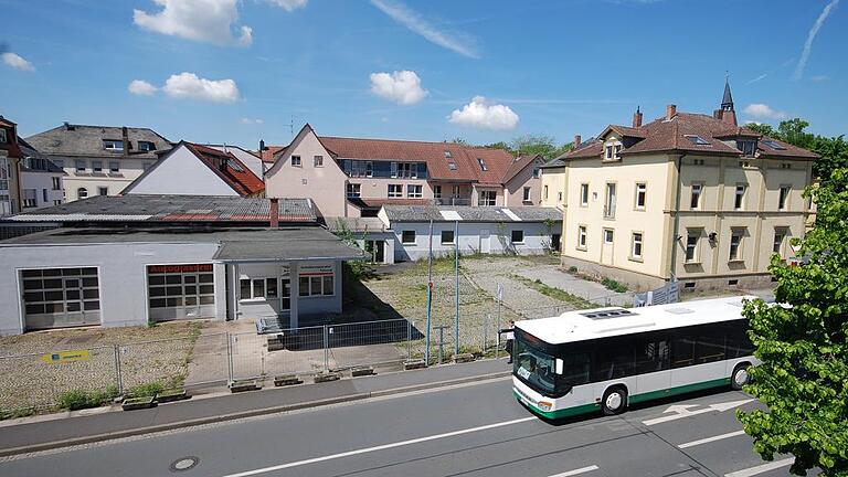 Die denkmalgeschützte Stadtvilla (rechts, im Blick von der Wörthstraße) in der Kitzinger Schmiedelstraße 1 und das Restareal mit ehemaliger Tankstelle und Werkstatt sind verkauft und werden saniert. Die geplante Folgenutzung, mit Neubau an der Wörthstraße, ist gewerblicher Art. Die denkmalgeschützte Stadtvilla (rechts, im Blick von der Wörthstraße) in der Kitzinger Schmiedelstraße 1 und das Restareal mit ehemaliger Tankstelle und Werkstatt sind verkauft und werden saniert. Die geplante Folgenutzung, mit Neubau an der Wörthstraße, ist gewerblicher Art.