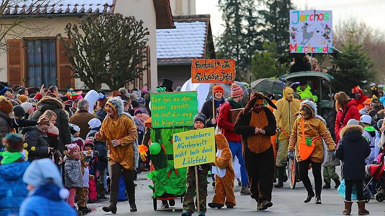 Das Märchen „Der Hase und der Igel“ eröffnete den Umzug. Das Märchen „Der Hase und der Igel“ eröffnete den Umzug.