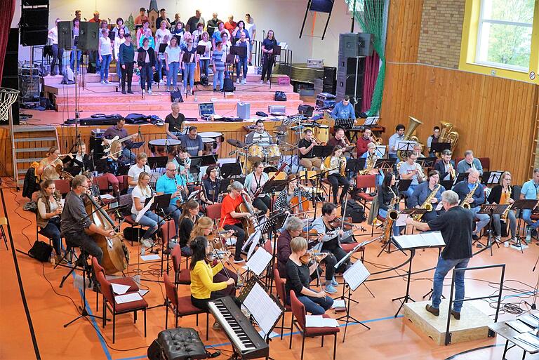Das mehr als 50-köpfige Orchester probt in der Turnhalle unter der Leitung von Peter Silberbach für die Aufführungen in der Scherenberghalle, im Hintergrund der Chor Das mehr als 50-köpfige Orchester probt in der Turnhalle unter der Leitung von Peter Silberbach für die Aufführungen in der Scherenberghalle, im Hintergrund der Chor