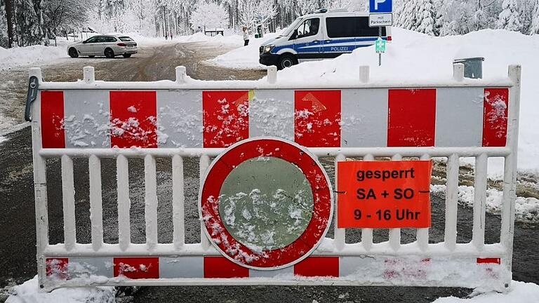 Auch am kommenden Wochenende bleiben die Parkplätze an der Wasserkuppe oder am Roten Moor gesperrt. Trotz der ab diesem Mittwoch gültigen 15-Kilometer-Regel im Landkreis Fulda ist dort weiterhin Wintersport möglich.&nbsp;