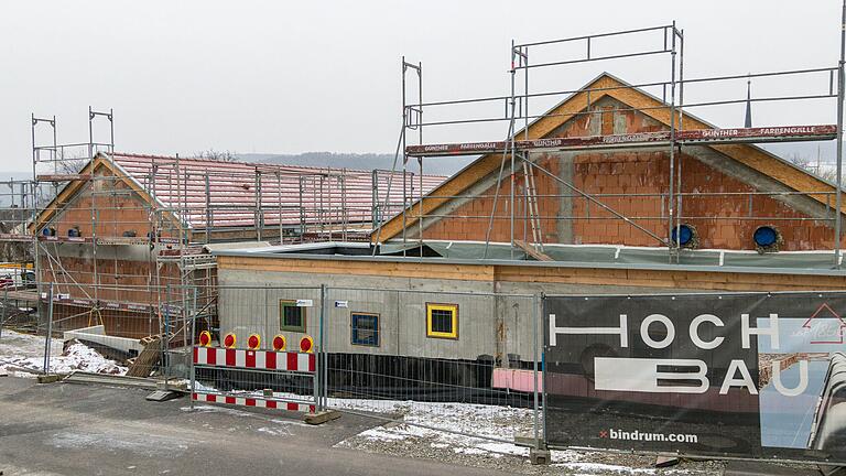 Die Generalsanierung des Gössenheimer Kindergartens schreitet voran. In der jüngsten Gemeinderatssitzung wurden das Beleuchtungskonzept und ein weiteres Nachtragsangebot für Möbel abgesegnet. Die Generalsanierung des Gössenheimer Kindergartens schreitet voran. In der jüngsten Gemeinderatssitzung wurden das Beleuchtungskonzept und ein weiteres Nachtragsangebot für Möbel abgesegnet.