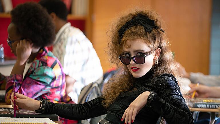 Lisa Frankenstein.jpeg       -  Lisa (Kathryn Newton) blüht wieder auf. Sie ist die Heldin im Film 'Lisa Frankenstein'.