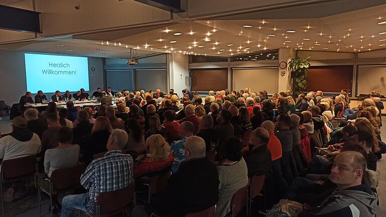 Asyl in Bad Brückenau: Sondersitzung Stadtrat zu Unterkunft - Das Thema Flüchtlingsunterkunft in der Bad Brückenauer Ernst-Putz-Straße bewegt die Bad Brückenauer und andere. Das zeigte das große Publikumsinteresse zur Stadtratssitzung in der Georgihalle. Asyl in Bad Brückenau: Sondersitzung Stadtrat zu Unterkunft - Das Thema Flüchtlingsunterkunft in der Bad Brückenauer Ernst-Putz-Straße bewegt die Bad Brückenauer und andere. Das zeigte das große Publikumsinteresse zur Stadtratssitzung in der Georgihalle.