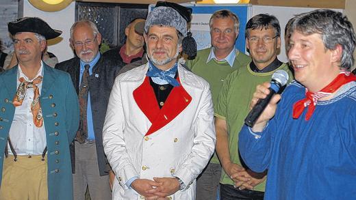 Bunte Präsentation: In ihrer jeweiligen Tracht präsentierten Vertreter der 15 deutschen Biosphärenreservate ihre Region. Vorne, von links: Karl-Friedrich Abe aus der thüringischen Rhön, ein Vertreter des Spreewalds in sorbischer Tracht und ein Vertreter der schwäbischen Alb.